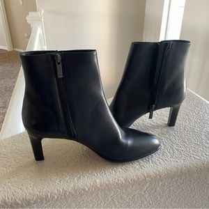 NWOT Beautiful Italian heeled ankled boots size 9.5m.